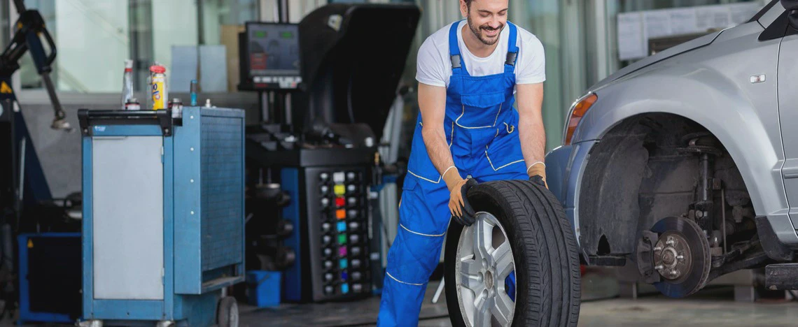 Mechanik wymienia oponę