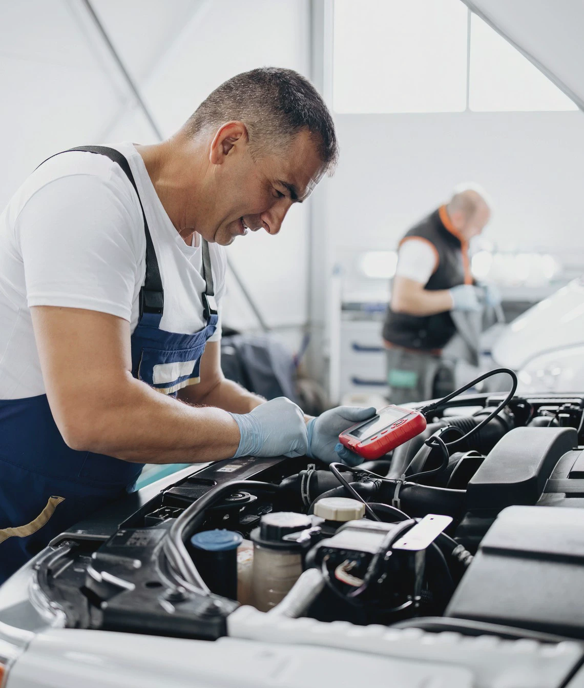 Mechanik diagnozuje samochód