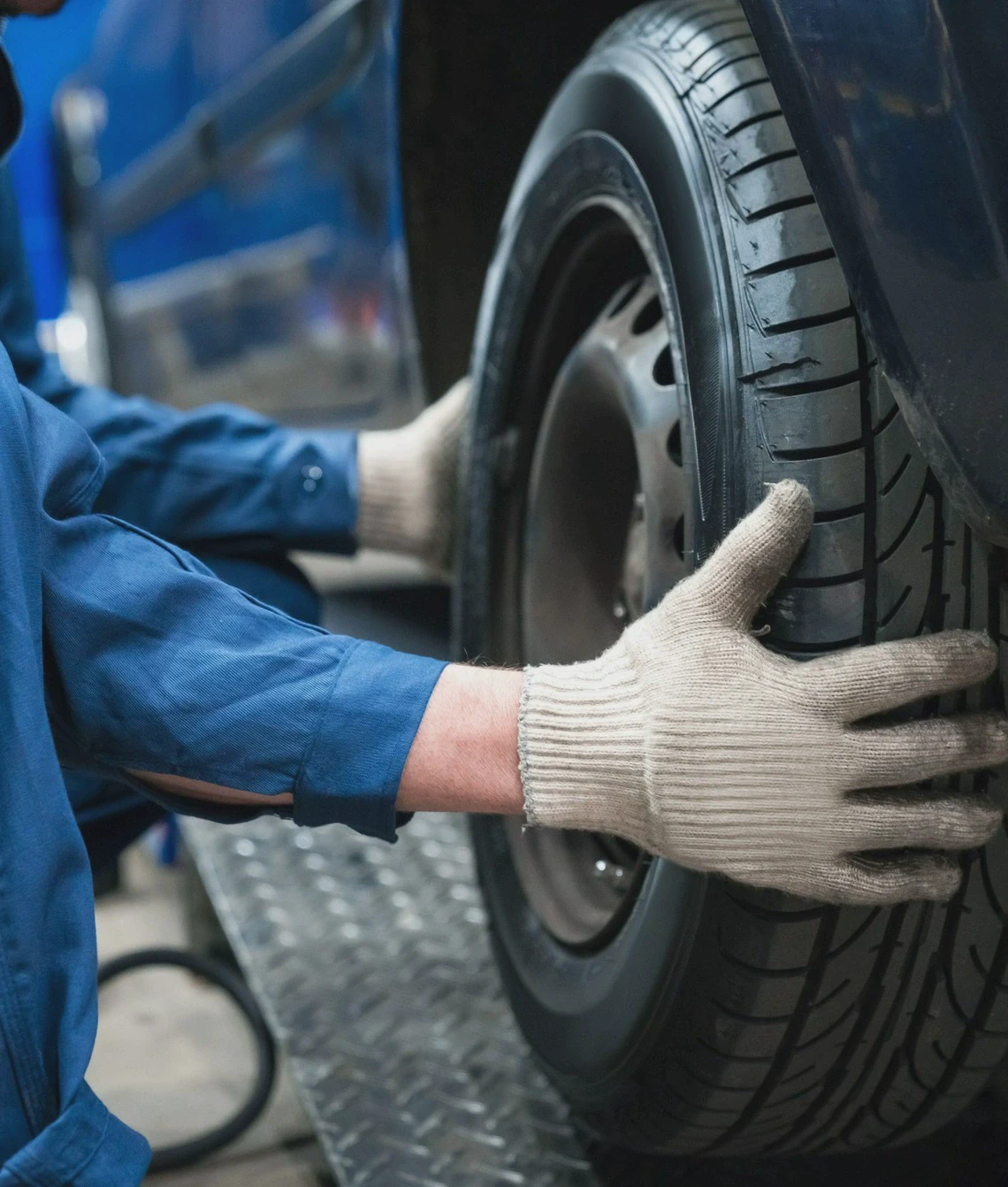 Mechanik wymienia oponę