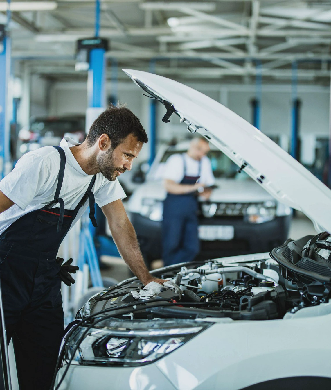 Mechanik naprawiający samochód